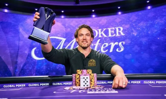 Знімок екрана 2025-10-02 150727 Alex Foxen celebrates his victory at Poker Masters 2025, winning $272,000 and securing his 10th PGT title in Las Vegas.